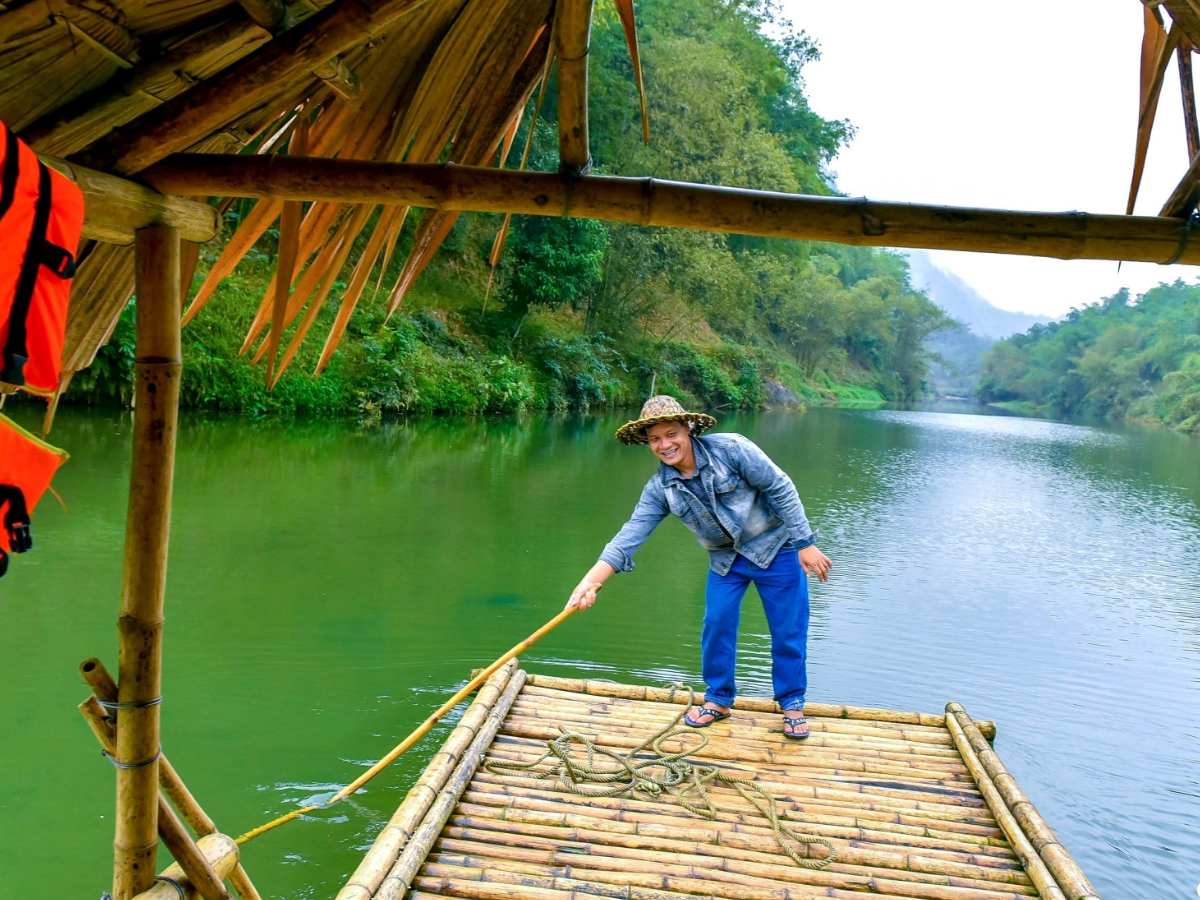 Việc đắm mình trong làn nước mát lạnh của suối Chàm Pù Luông sẽ giúp du khách trở nên thư giãn.