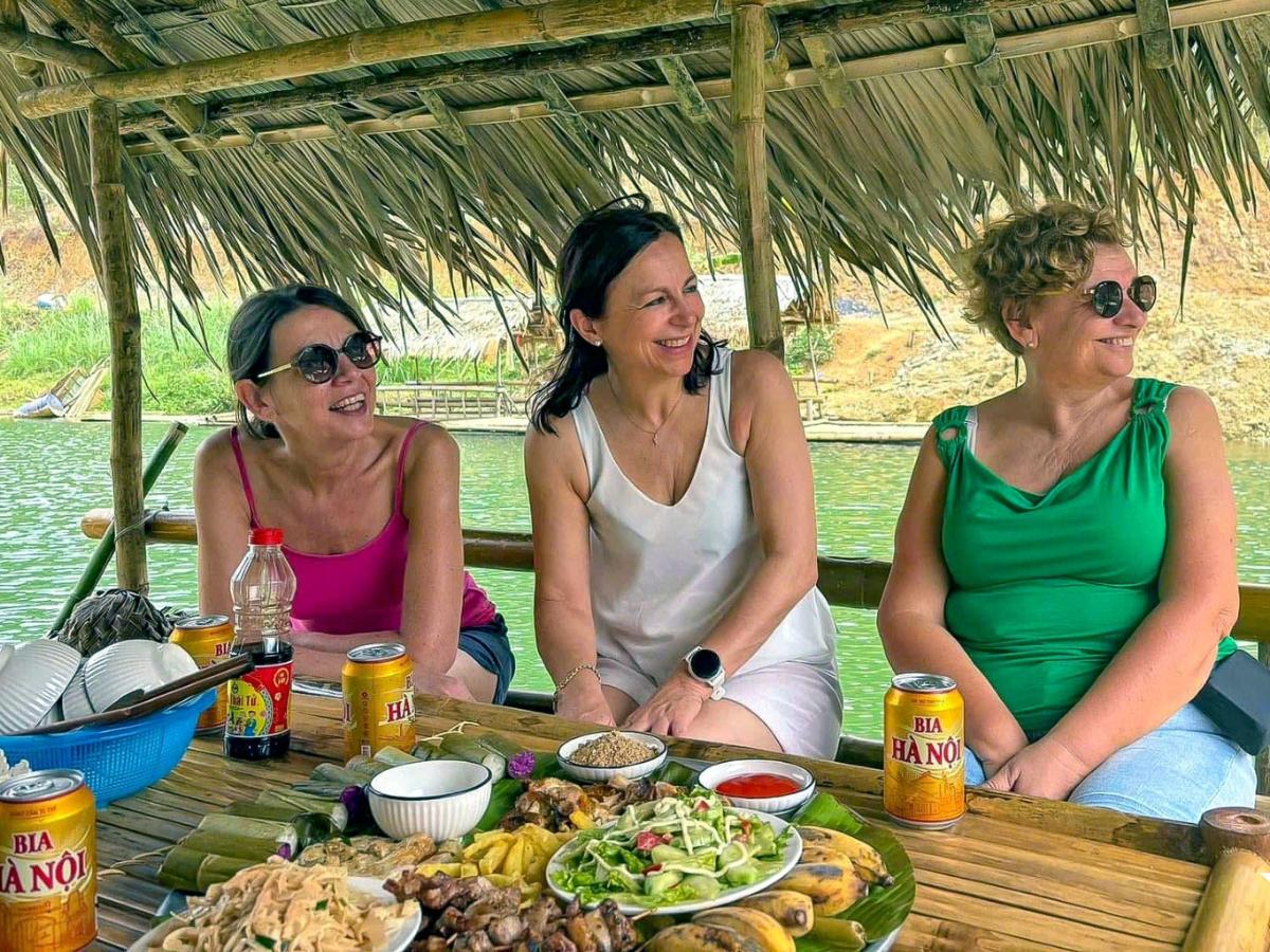 Không gian ăn uống giữa suối Chàm giúp chuyến đi thêm thư thái, dễ chịu