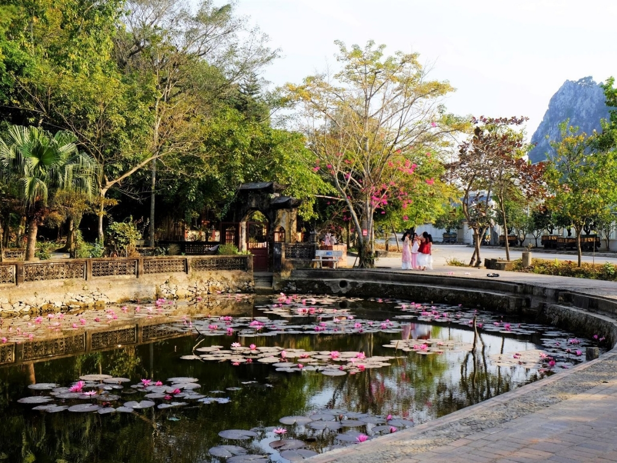 Không gian tại đền Đức Thánh Cả.
