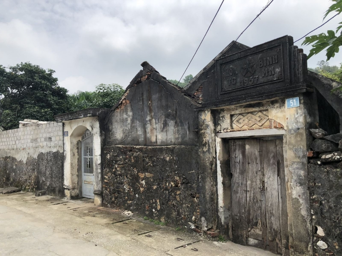Làng cổ Đông Sơn nằm tại phường Hàm Rồng.