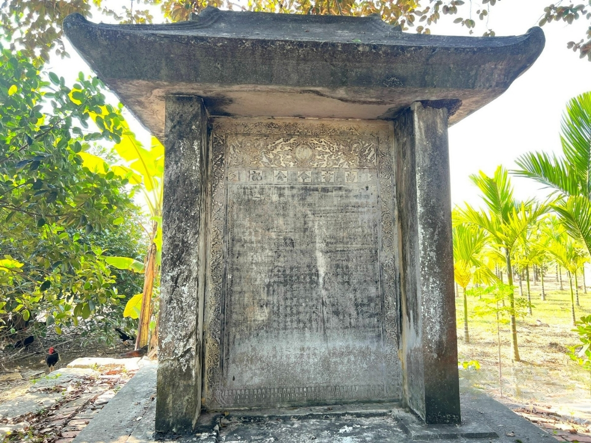 Bia đá tại đền thờ Phúc Khê.