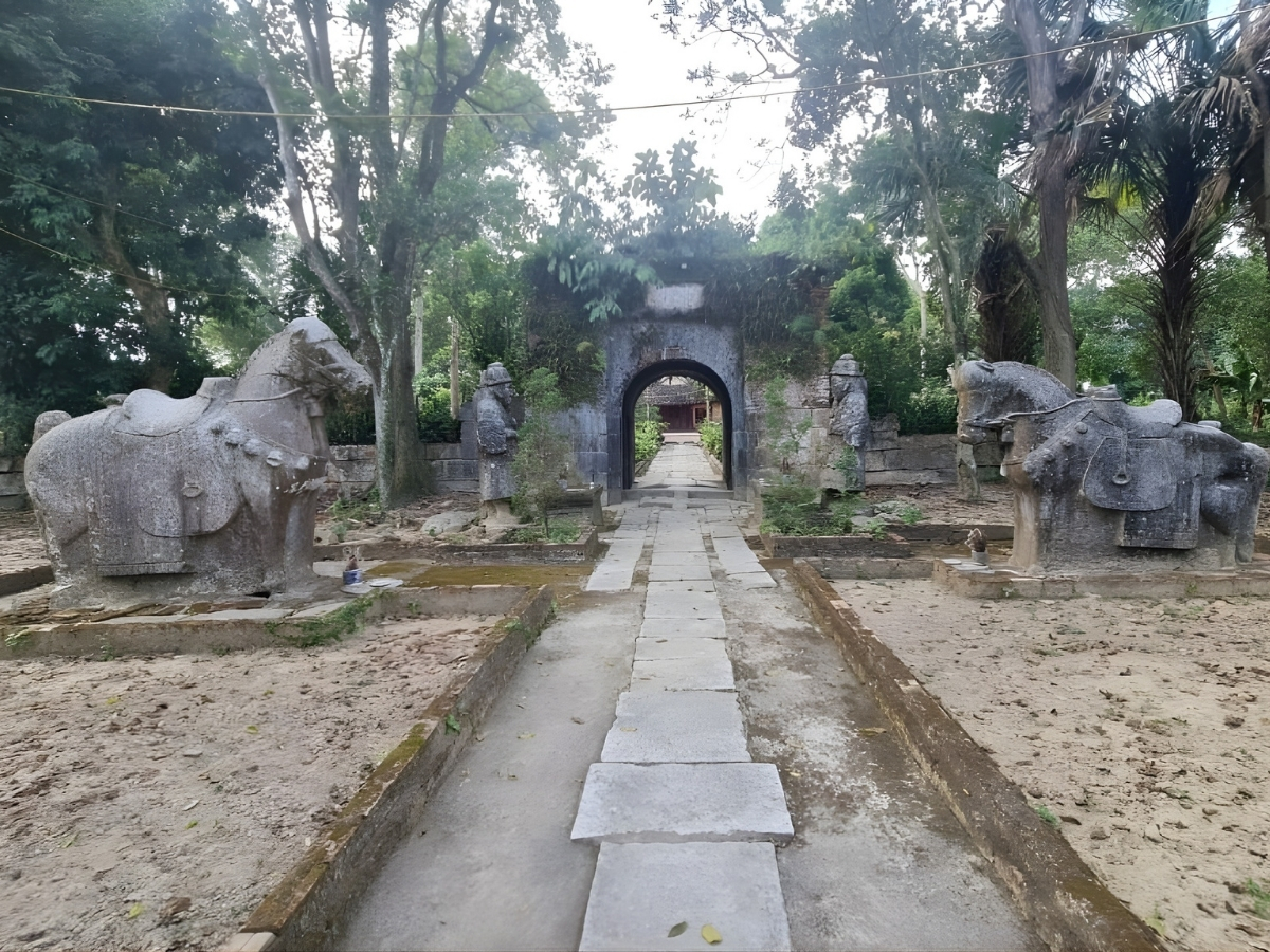 Các tượng đá đặc trưng trong không gian đền.