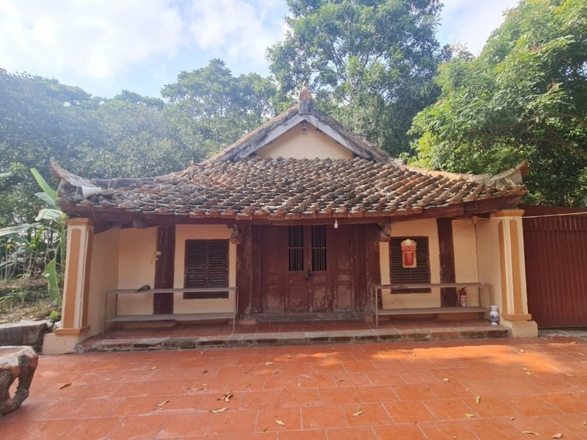 Không gian phía trong đền Phúc Khê