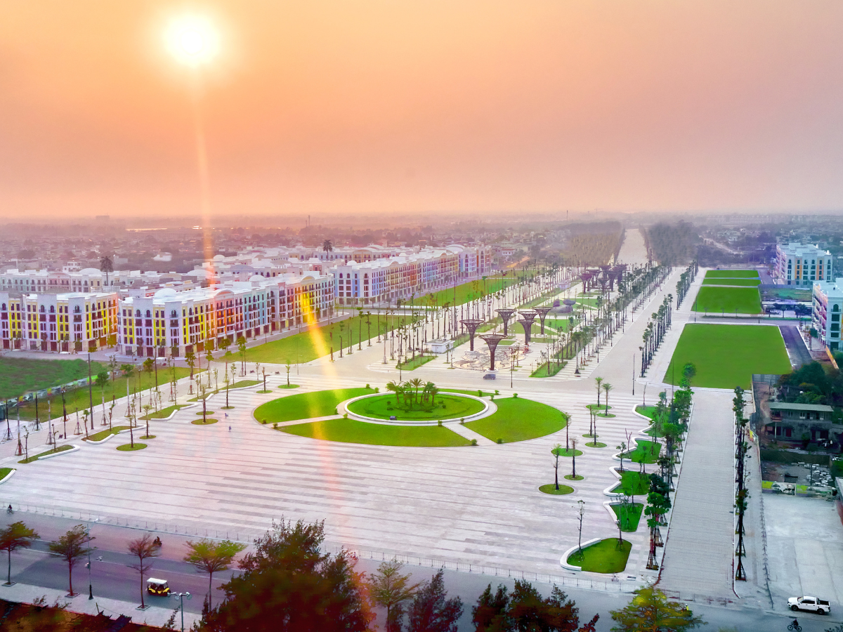 Quảng trường biển Sầm Sơn trở thành địa điểm được nhiều người lựa chọn để chụp hình với các góc nghệ thuật đa dạng.