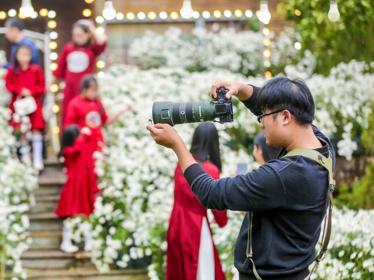 Mỗi ngày, nơi này đều có những người thợ ảnh địa phương hỗ trợ tạo dáng hoặc ghi lại khoảnh khắc đẹp cho khách.
