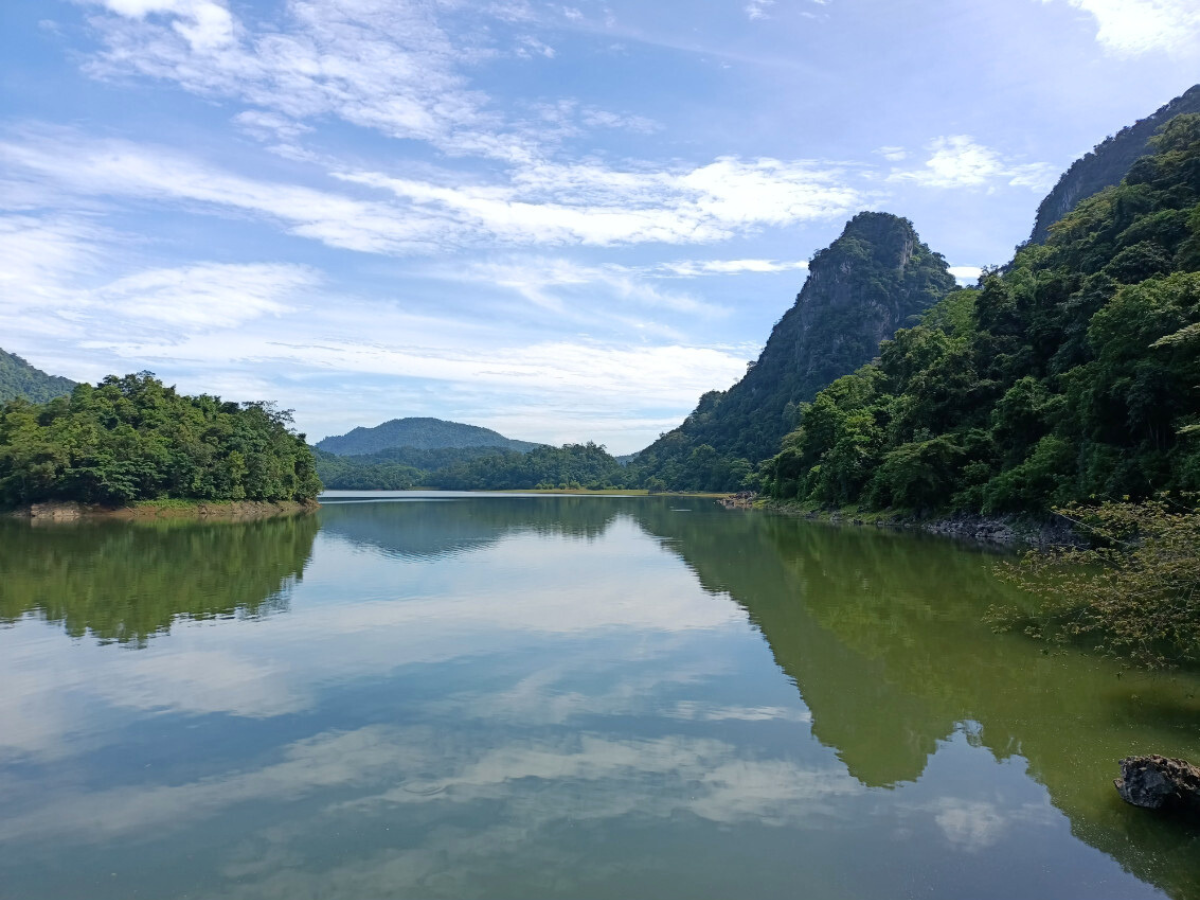 Hồ Duồng Cốc nổi bật với màu nước xanh biếc, mặt hồ phẳng lặng cùng những gò đất nổi ấn tượng.