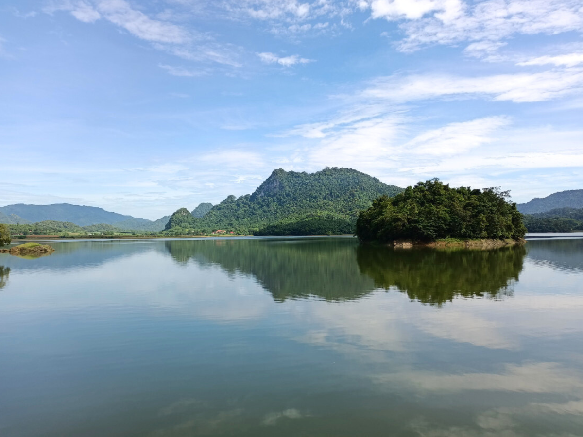 Hồ Duồng Cốc được thiên nhiên ưu ái dành tặng cảnh quan tươi đẹp