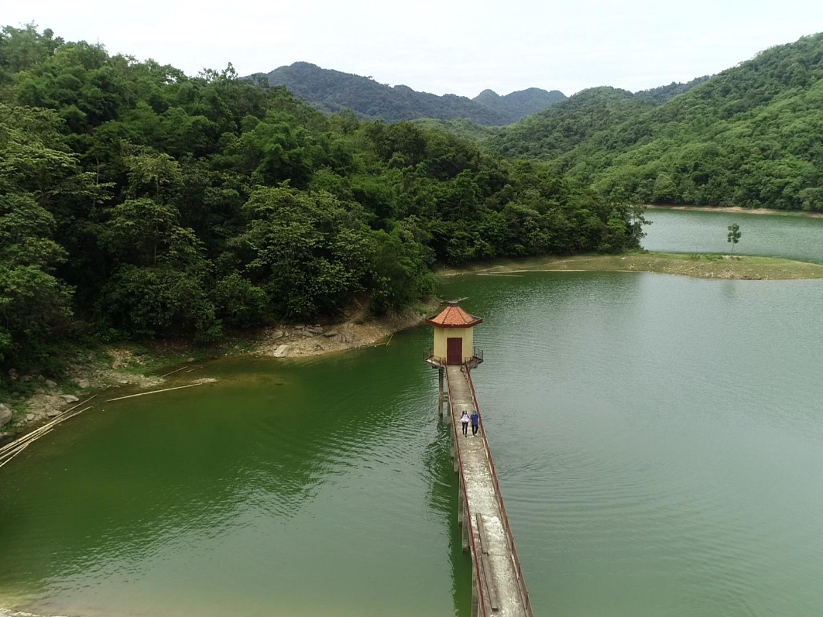 Phía dưới chân thác là hồ Vũng Sú tạo nên không gian khoáng đạt, nơi du khách có thể thả hồn cùng thiên nhiên.