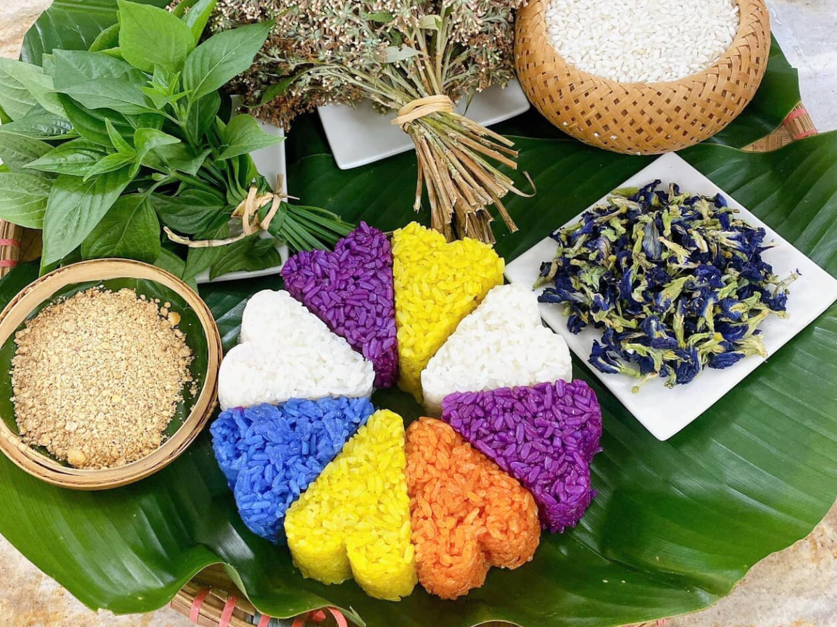 Món xôi ngũ sắc sử dụng màu tự nhiên từ lá cẩm, nghệ, gấc để tạo ra sắc màu bắt mắt và hương vị riêng biệt.