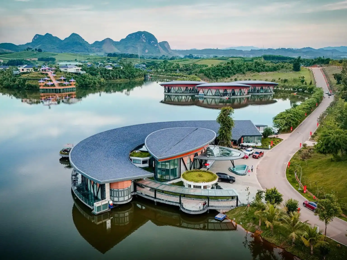 LAMORI Resort & Spa sở hữu không gian nghỉ dưỡng hiện đại, cùng dịch vụ spa chuyên nghiệp, hồ bơi tiện nghi.