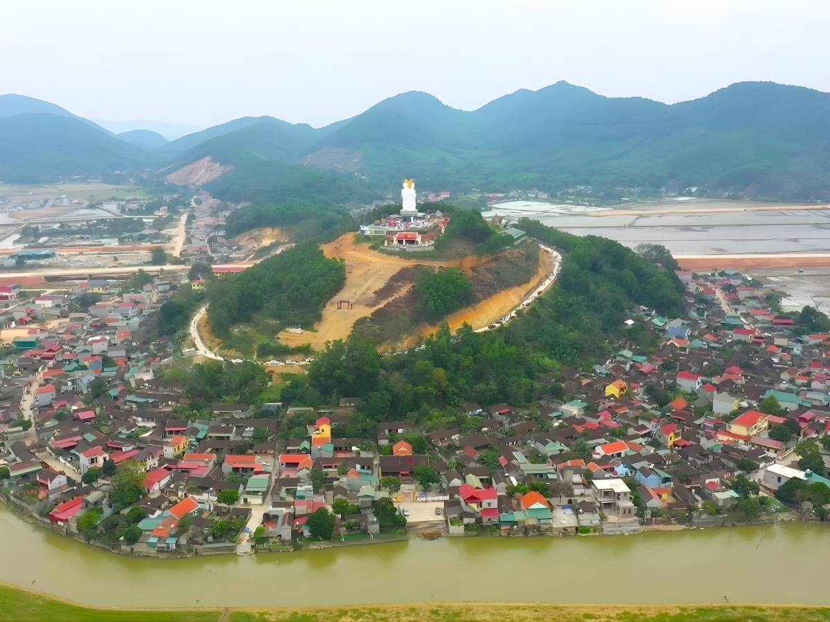 Hà Trung nổi bật với hơn 254 du tích lớn nhỏ.