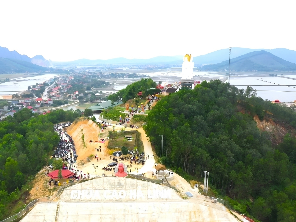 Đông đảo du khách ghé thăm chùa Cao Hà Lĩnh.
