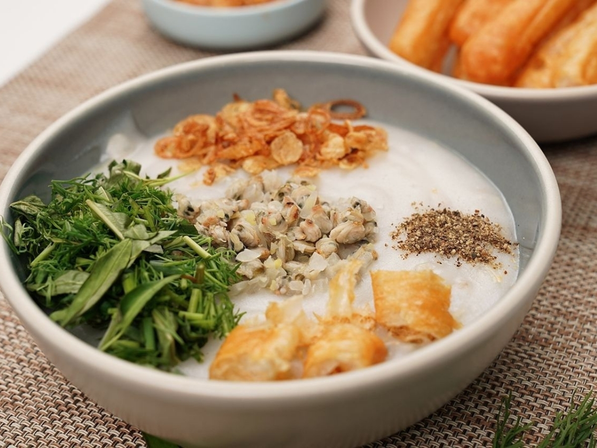 Cháo hến là món ăn nổi bật tại vùng biển xứ Thanh.