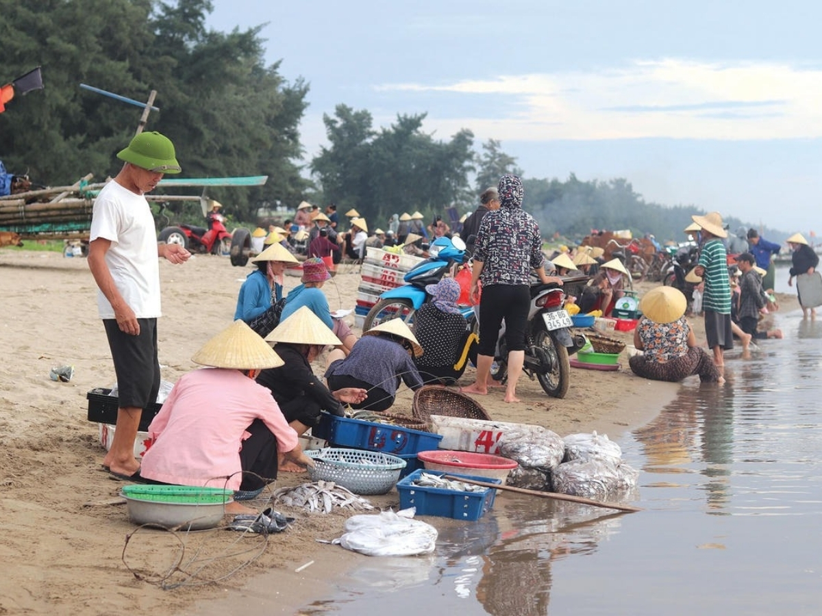 Ngư dân buôn bán hải sản mỗi buổi sáng.