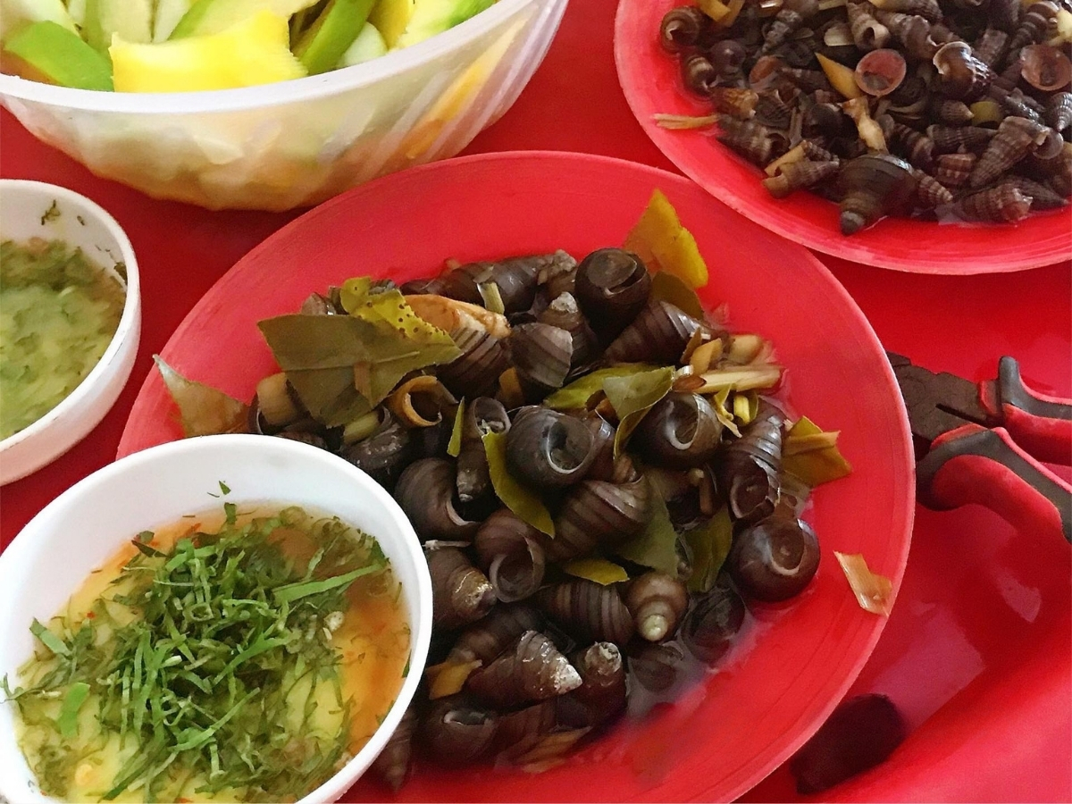 Ốc chấm chẻo ngon nhất khi ăn nóng.