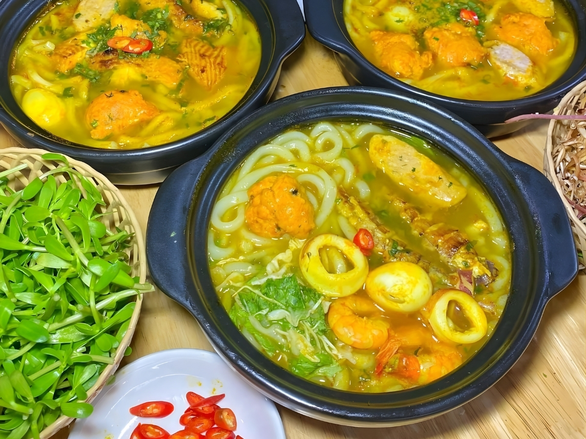 Cháo canh thập cẩm mang đa dạng lớp hương vị thơm ngon.
