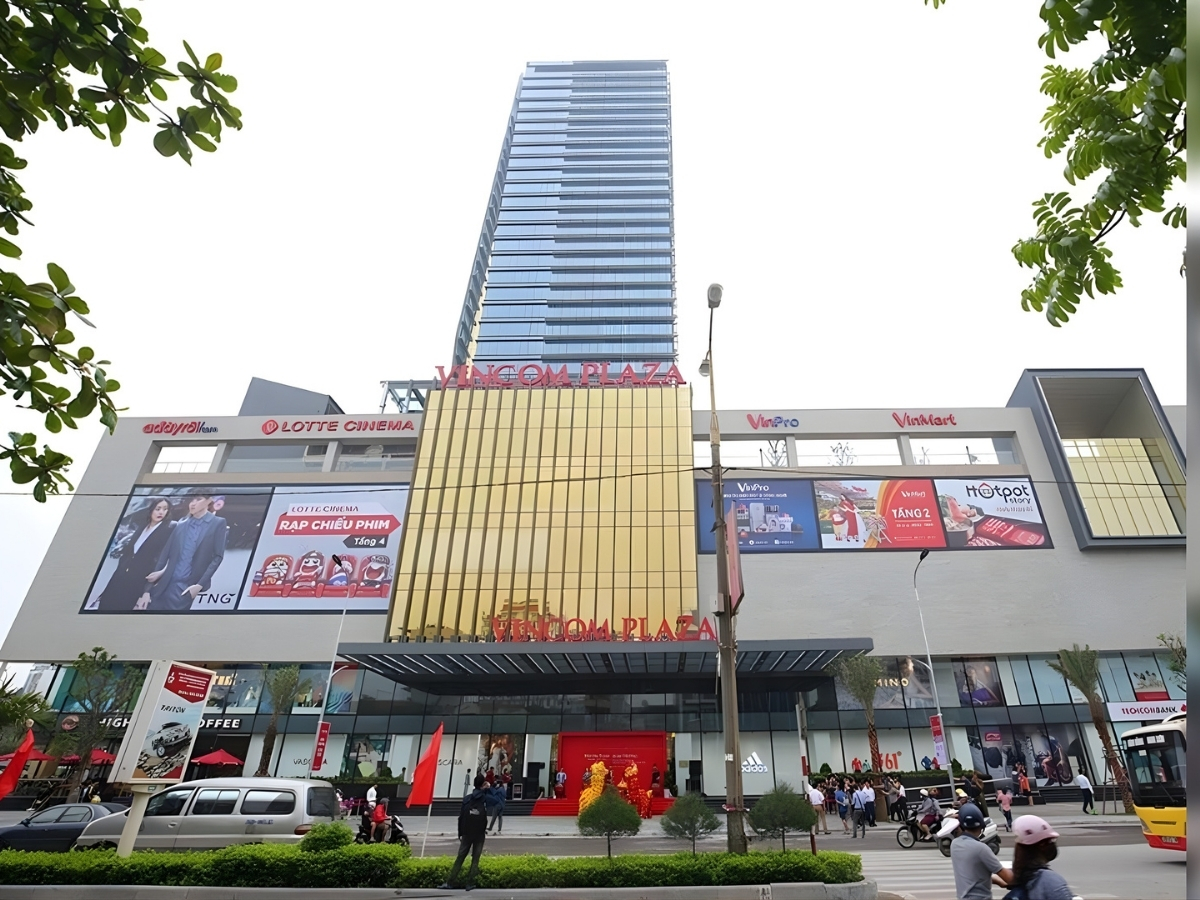 Vincom Plaza nằm tại số 27 đường Trần Phú.