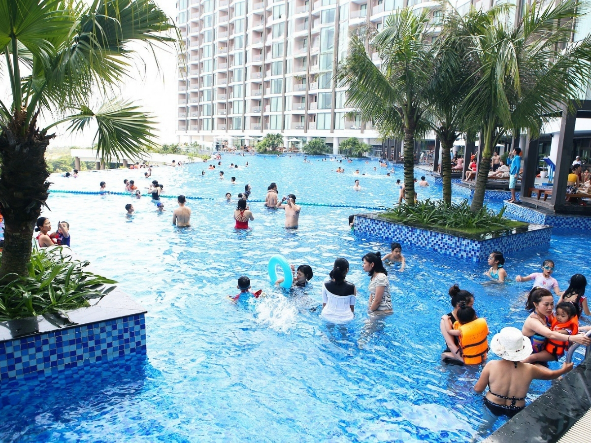 Khu vực bể bơi tại FLC Sầm Sơn.