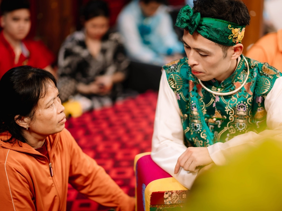 Hoạt động hầu đồng tại đền Cô Bơ.
