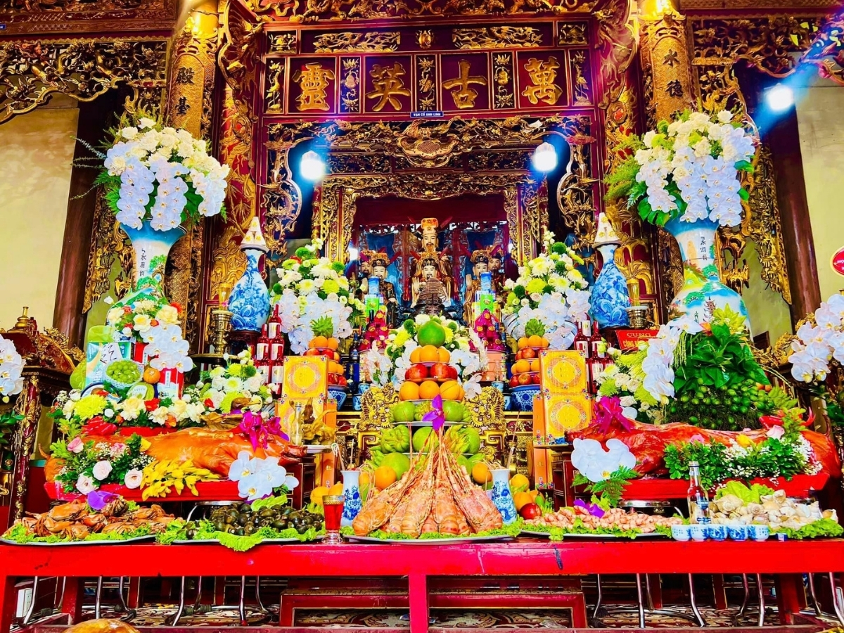 Không gian làm lễ tại đền Cô Bơ.