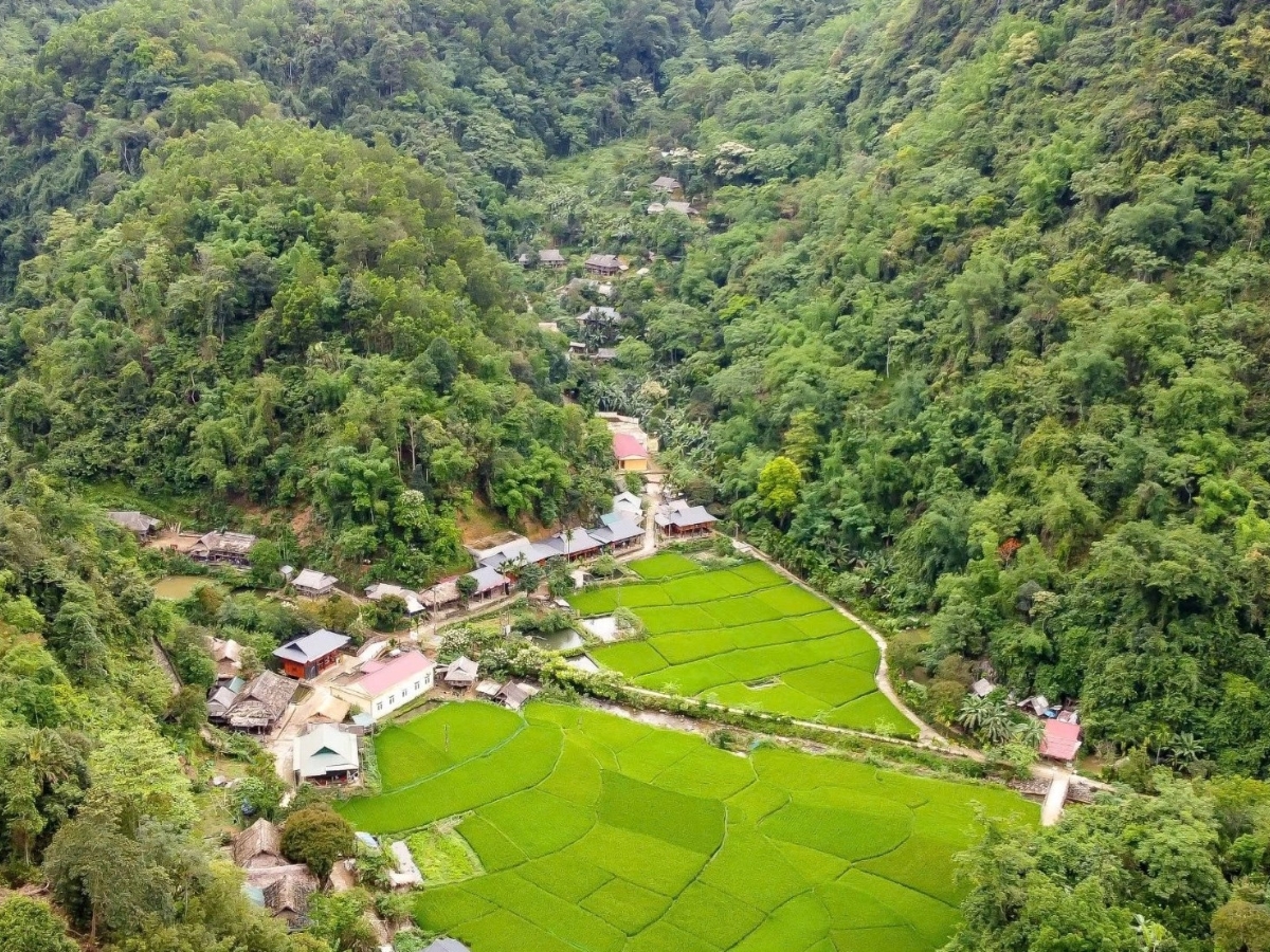 Xung quanh bản Kho Mường là núi đá và rừng già xanh mát.