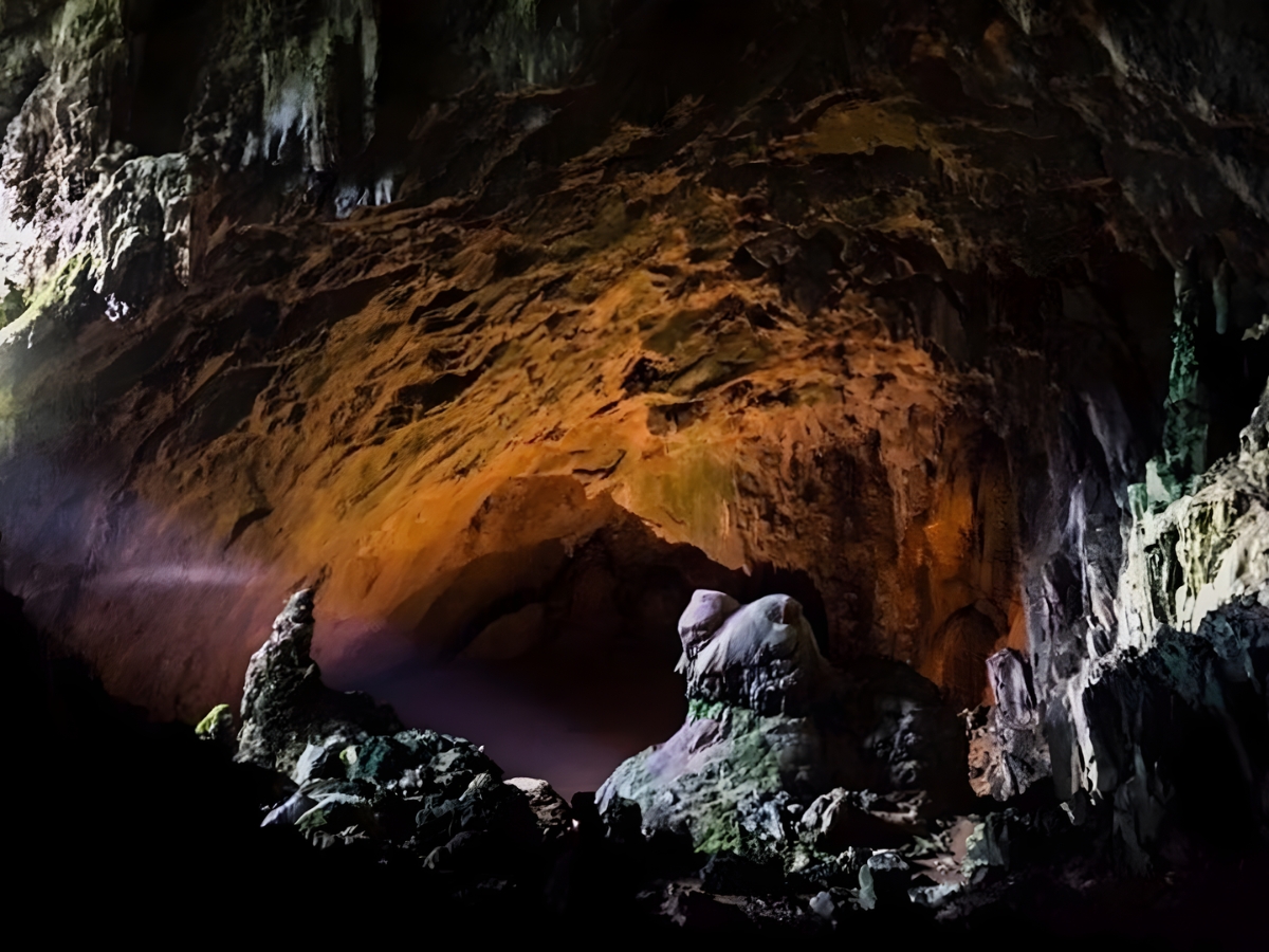 Không gian bên trong Hang Dơi Kho Mường.