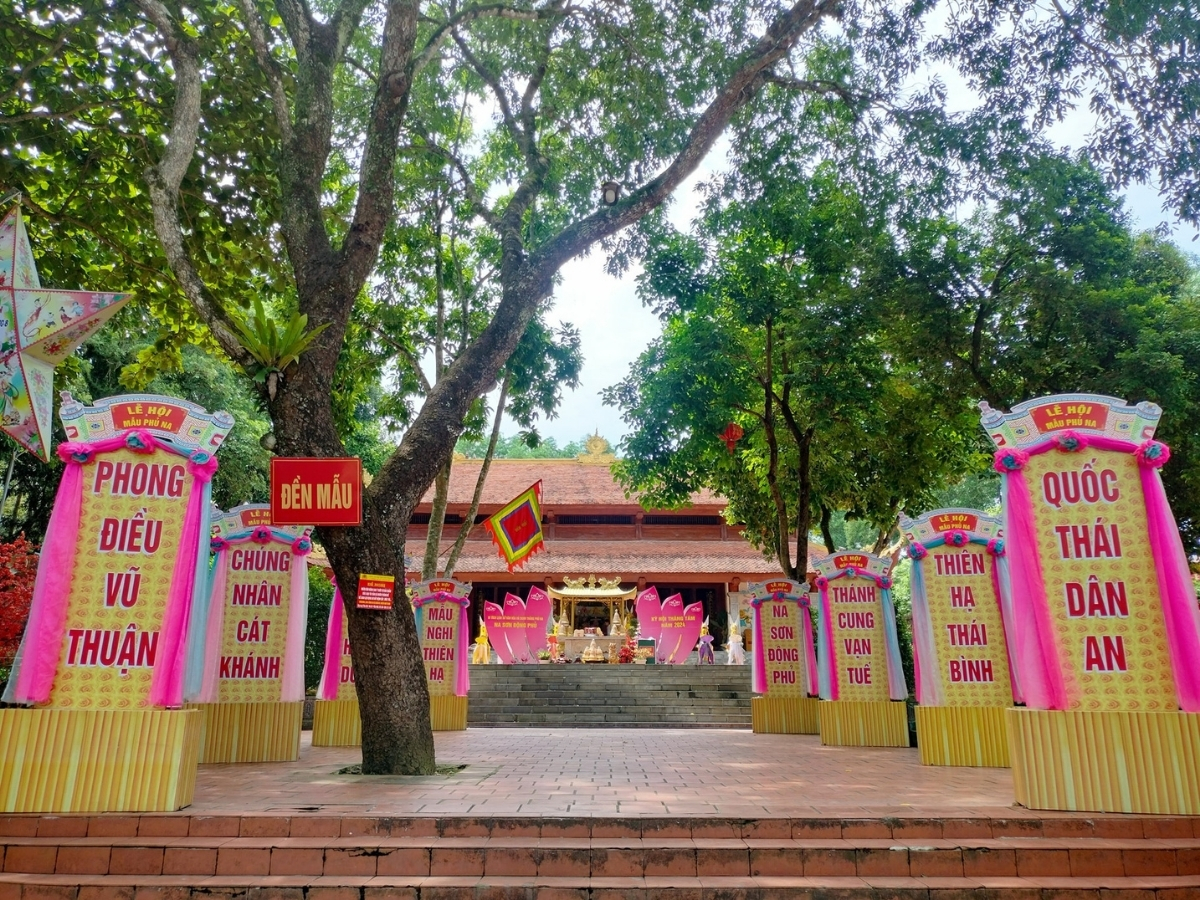 Khuôn viên phía trong đền Phủ Na.