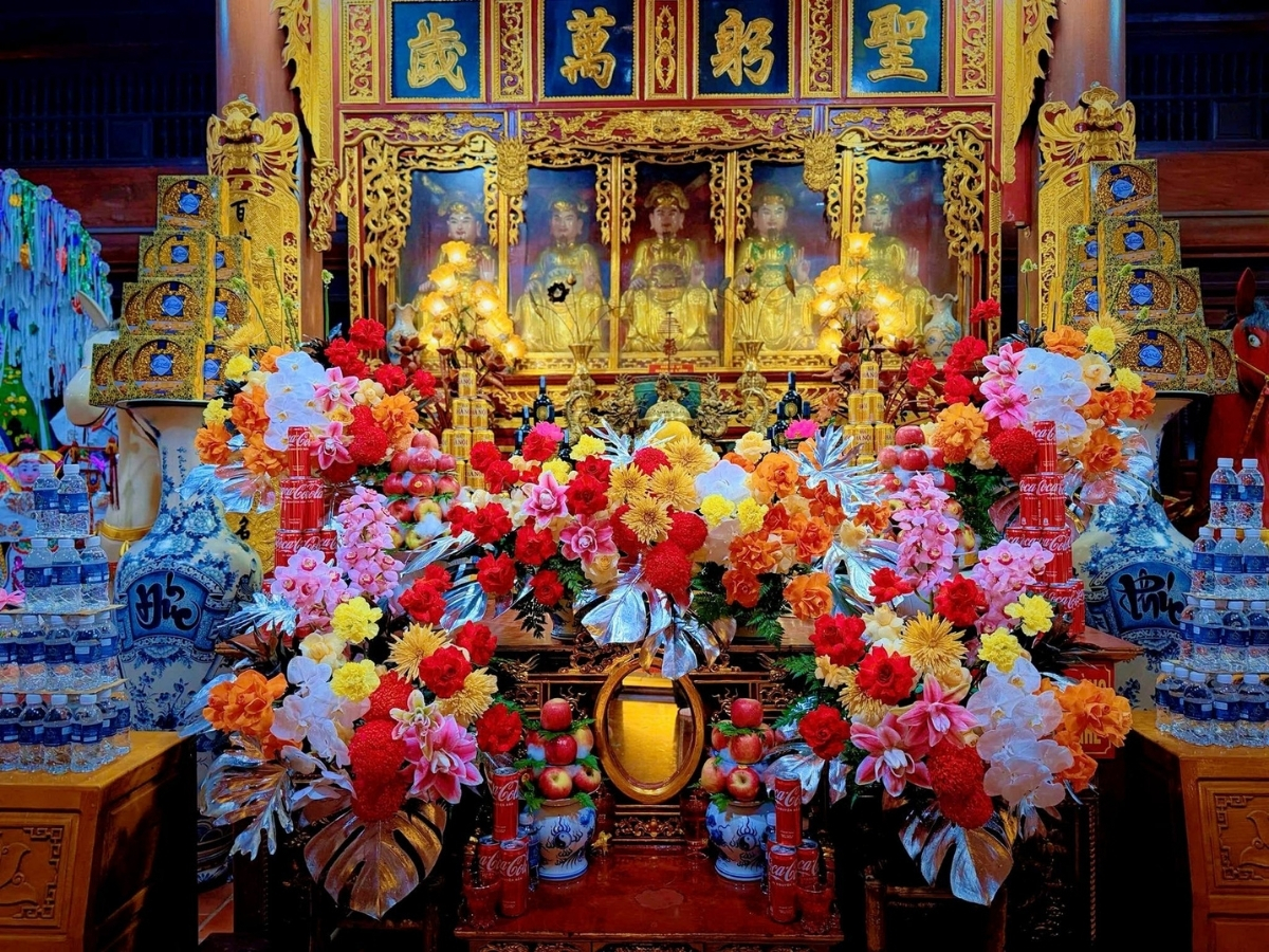 Không gian thờ cúng trong đền Phủ Na.