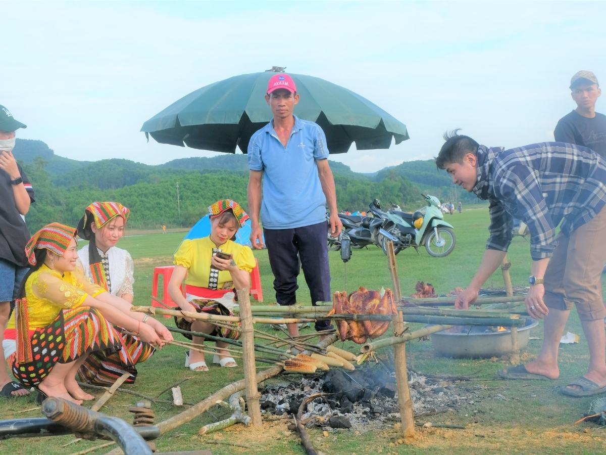 Du khách thưởng thức ẩm thực tại làng Lúng.