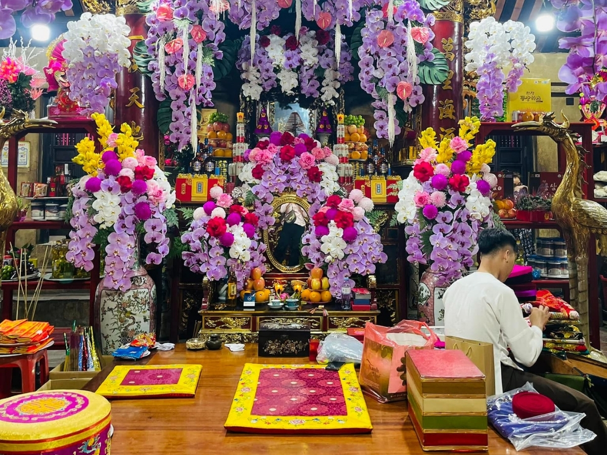 Không gian bên trong tại đền Chín Giếng.