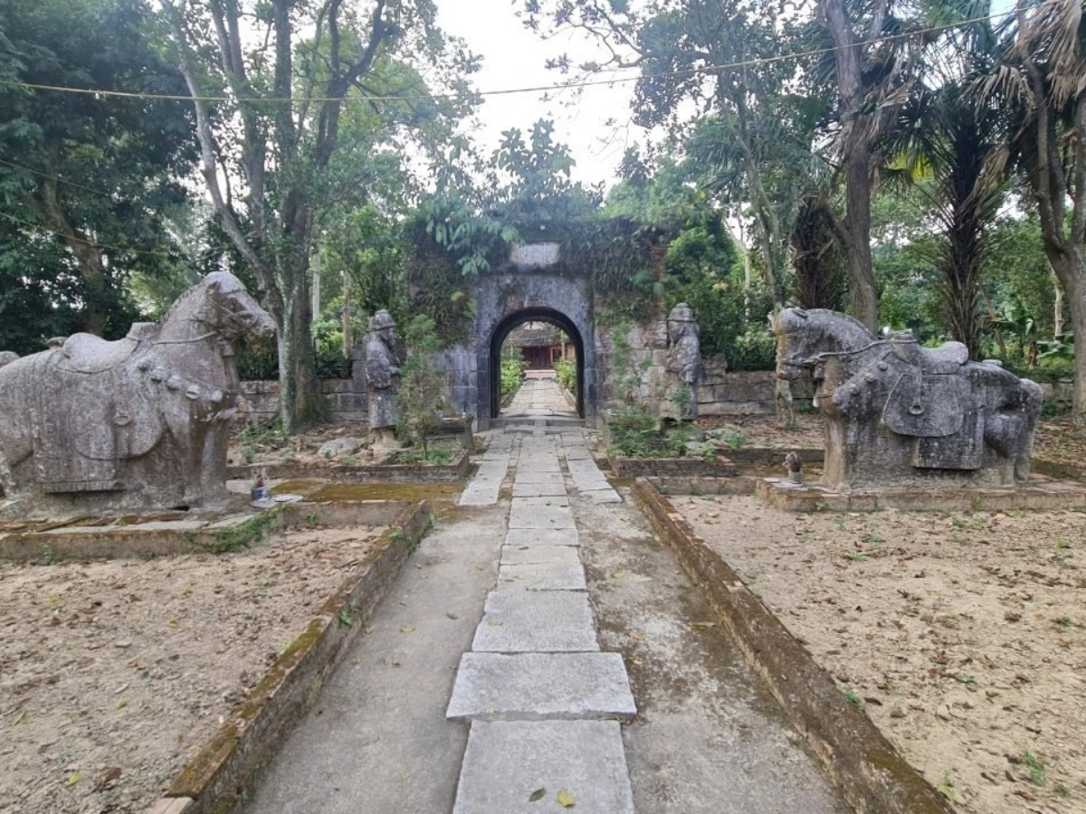 Khuôn viên phía trong đền thờ Nguyễn Văn Nghi.