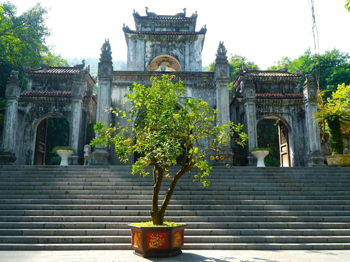 Khuôn viên tại đền thờ Bà Triệu.