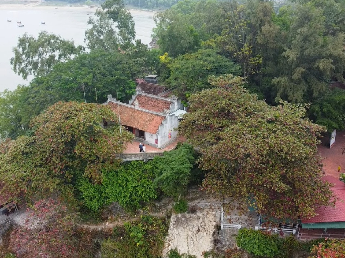 Đền Cô Tiên nhìn từ trên xuống.