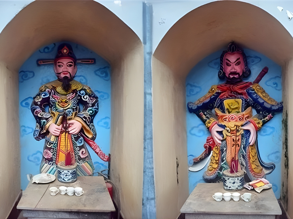 Các pho tượng tại đền Đề Lĩnh.
