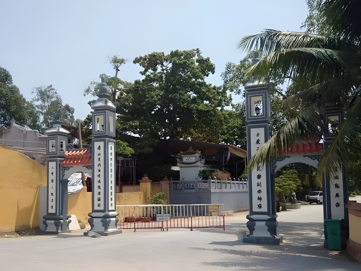 Lối đi vào tại đền Đề Lĩnh.