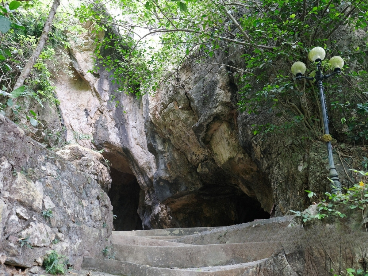 Không gian thiên nhiên xung quanh động Long Quang.