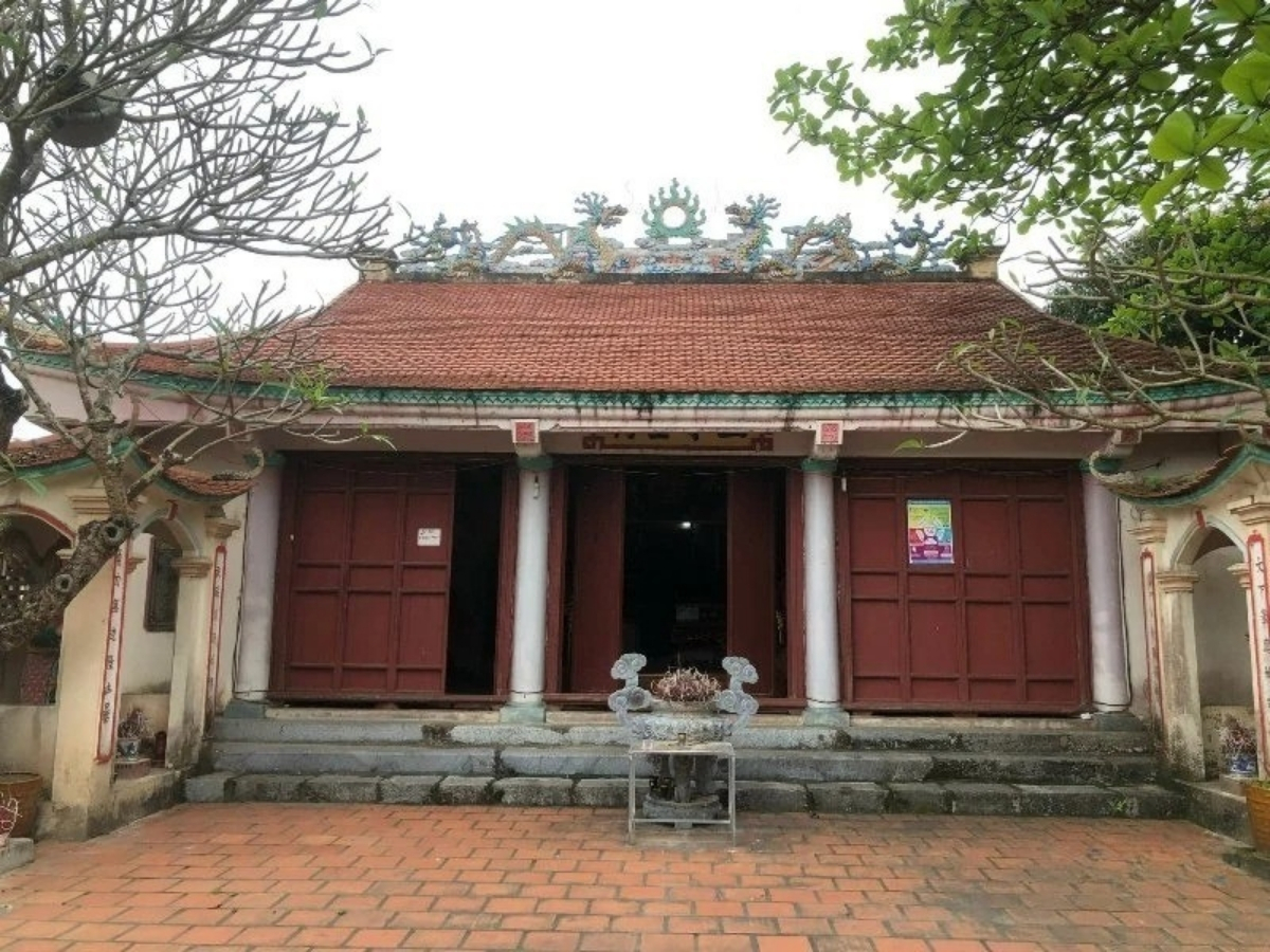 Đền Cá Lập gắn liền với ngôi làng cùng tên.