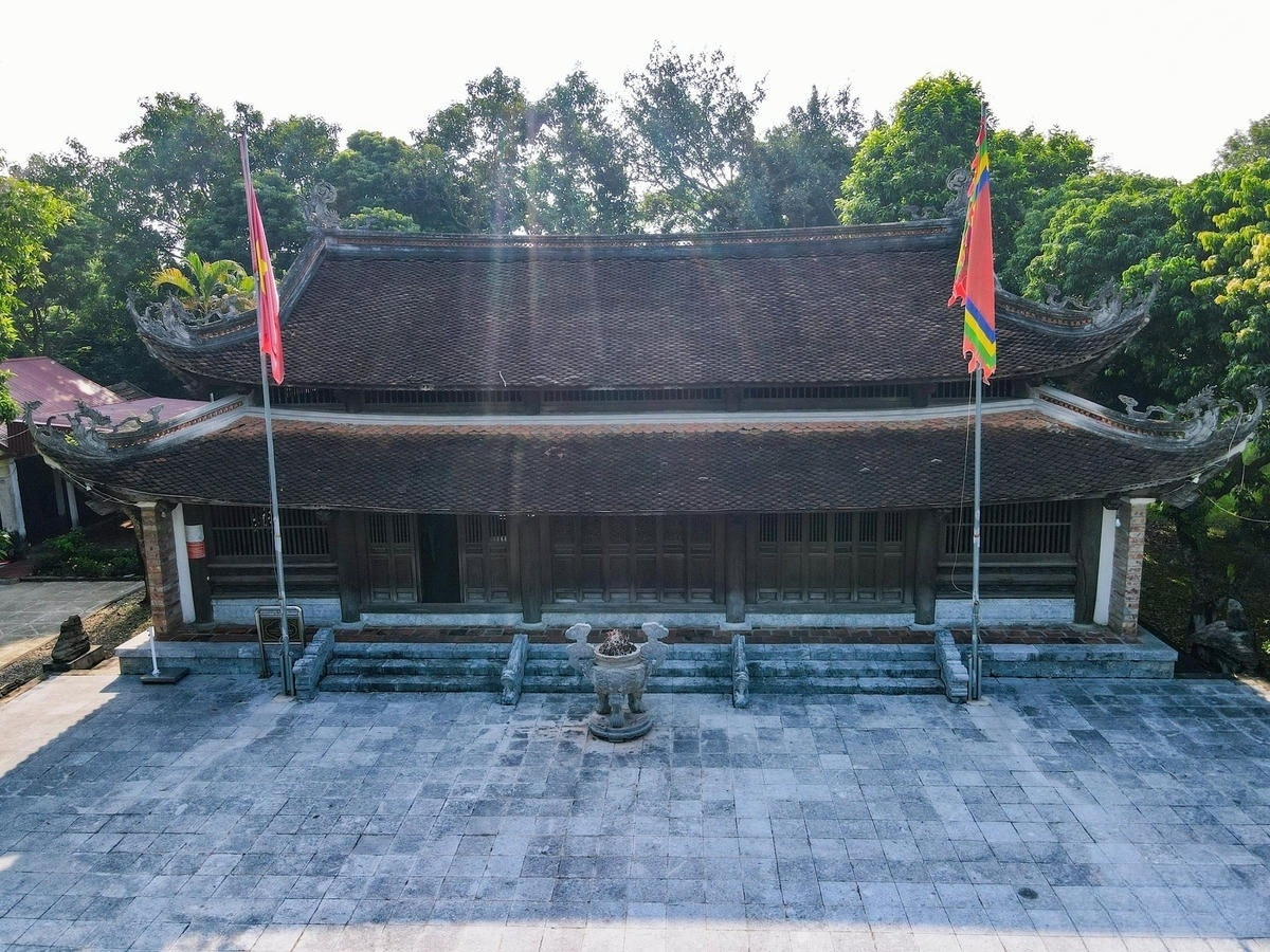 Khuôn viên đền Đồng Cổ.