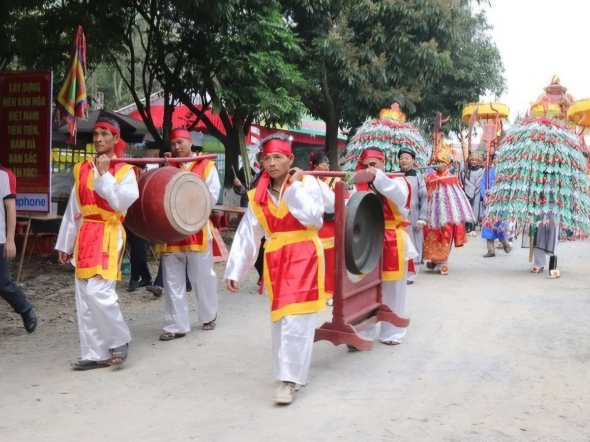 Nghi thức rước kiệu tại lễ hội đền Đồng Cổ.