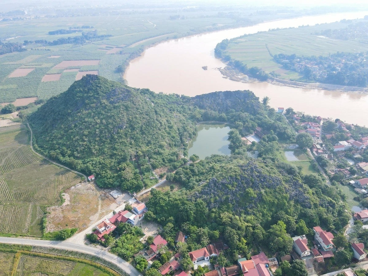 Khung cảnh khu vực đền Đồng Cổ nhìn từ trên cao.