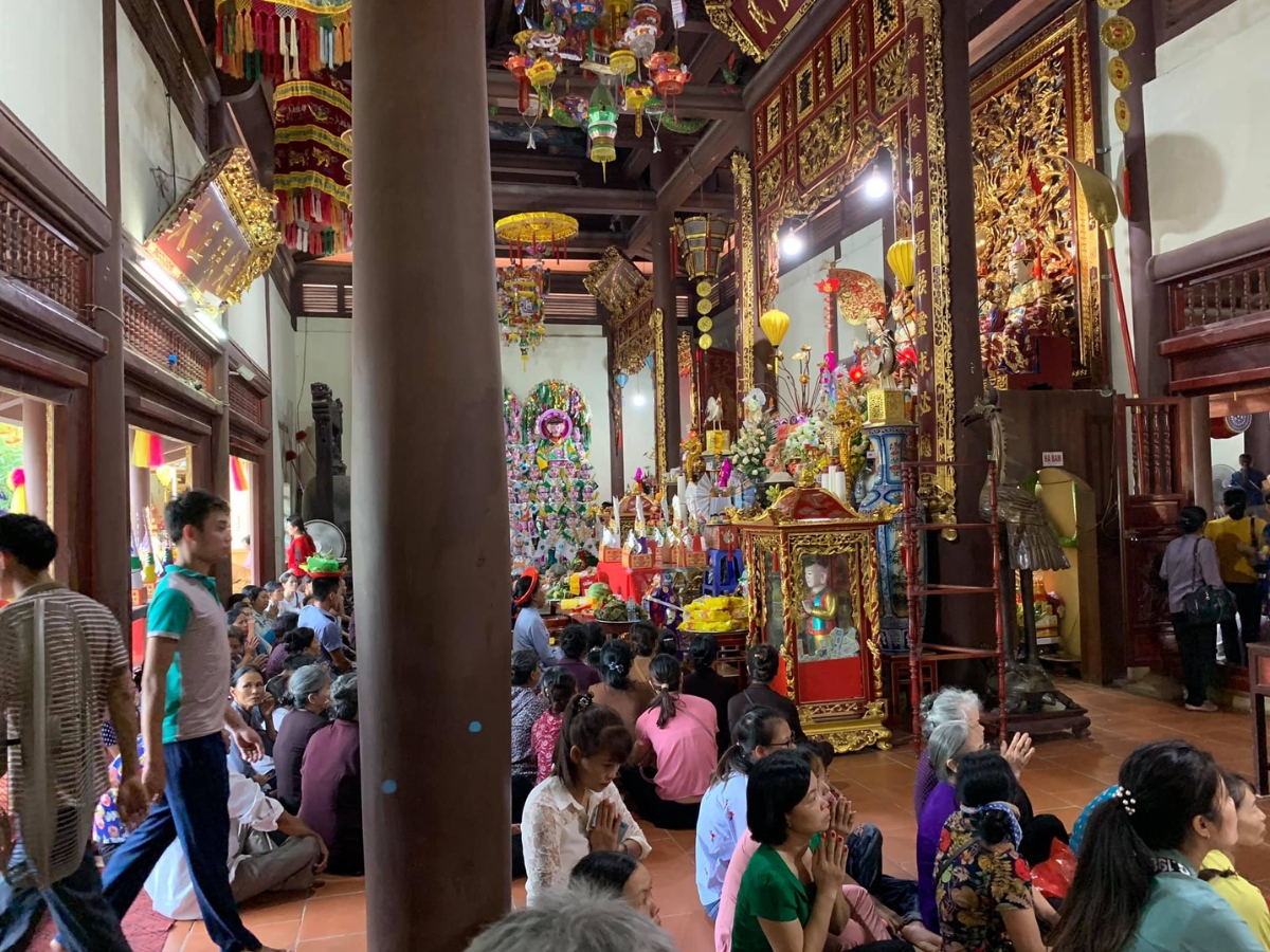 Du khách đi lễ và cầu bình an, may mắn tại đền Hàn Sơn Thanh Hóa.