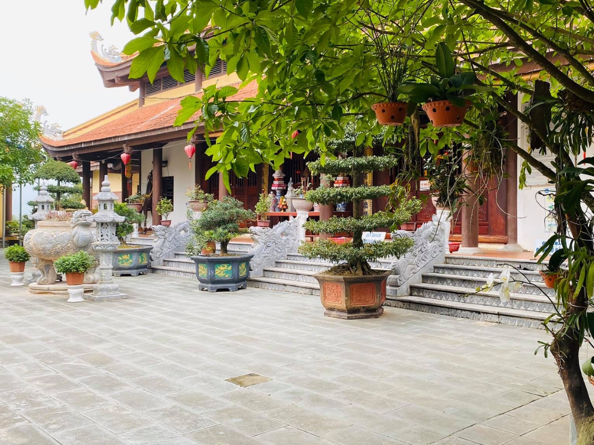 Không gian yên bình và thanh tịnh tại đền Hàn Sơn Thanh Hóa.