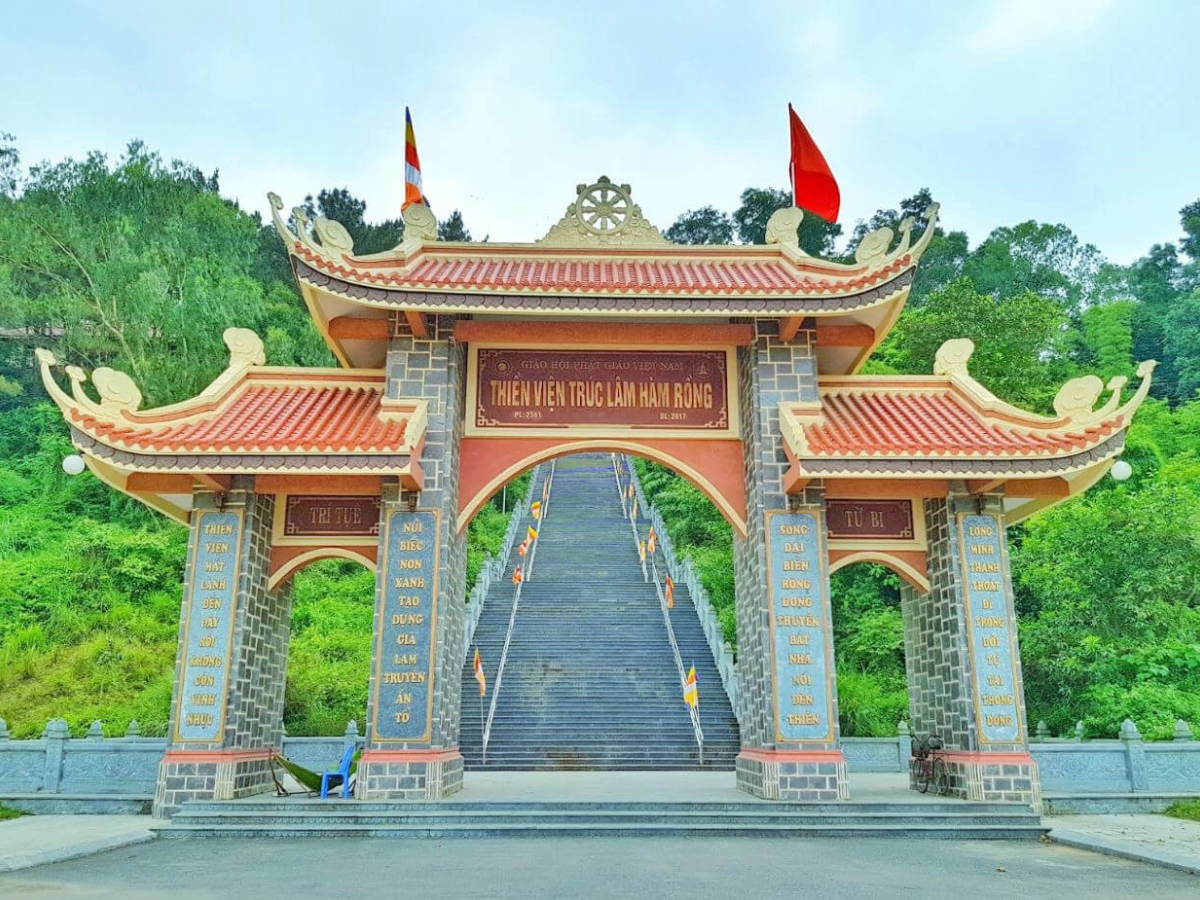 Thiền viện Trúc Lâm Hàm Rồng tọa lạc trên đồi C4, phường Hàm Rồng, Thanh Hóa.