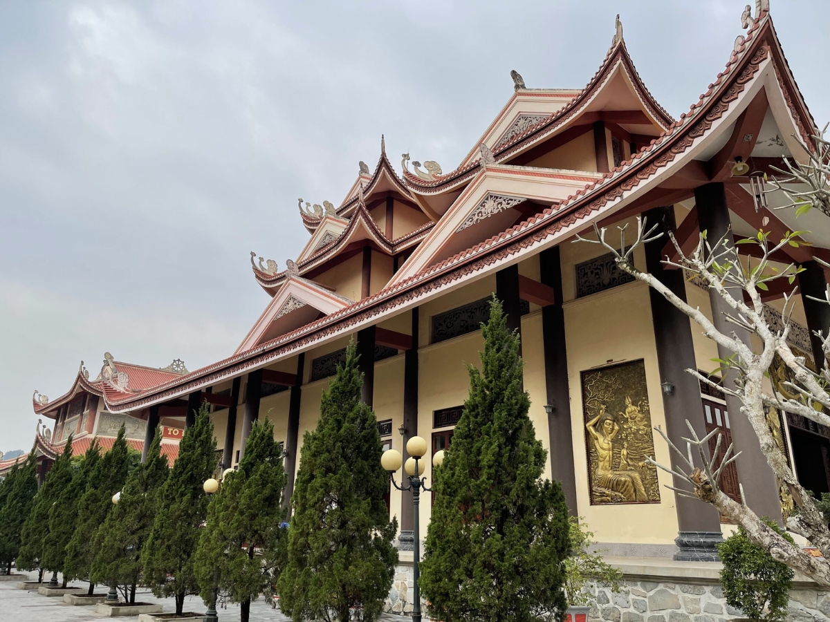 Thiền viện Trúc Lâm Hàm Rồng Thanh Hóa sở hữu kiến trúc độc đáo giữa không gian thiên nhiên xanh mát.