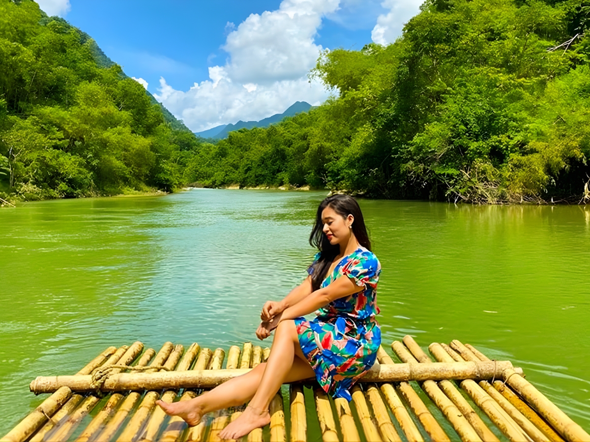 Thời điểm lý tưởng để trải nghiệm chèo bè suối Chàm là vào sáng sớm hoặc chiều muộn khi thời tiết mát mẻ, dễ chịu.