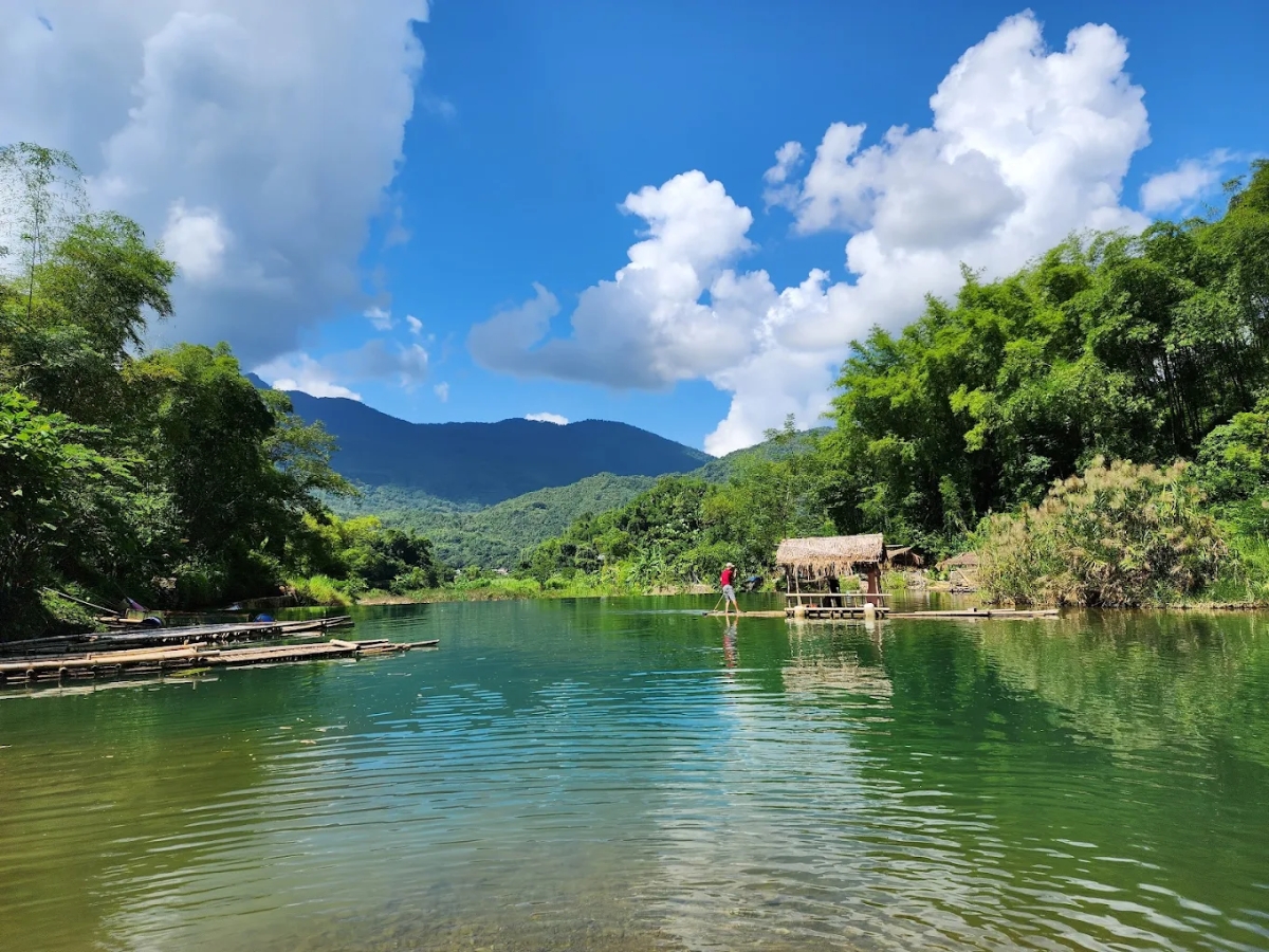 Cảnh quan hai bên bờ xanh mát, mang đến cảm giác thư giãn, dễ chịu cho du khách.