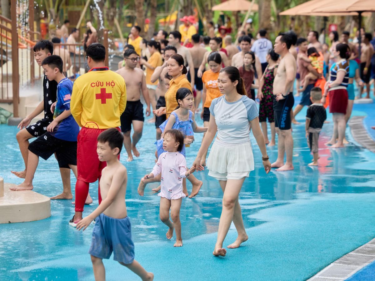 Vé công viên nước Sầm Sơn được phân chia theo chiều cao, trẻ dưới 1 m được miễn phí.