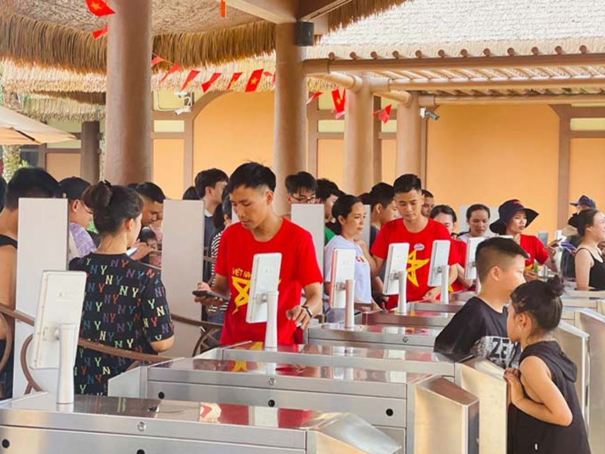 Du khách mua vé online và quét mã QR tại cổng để vào.