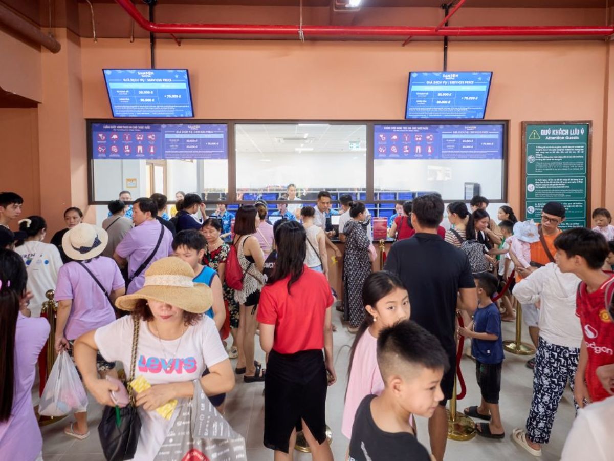 Nhiều nhóm du khách chọn vui chơi tại Sun World Sam Son với đa dạng các trải nghiệm.