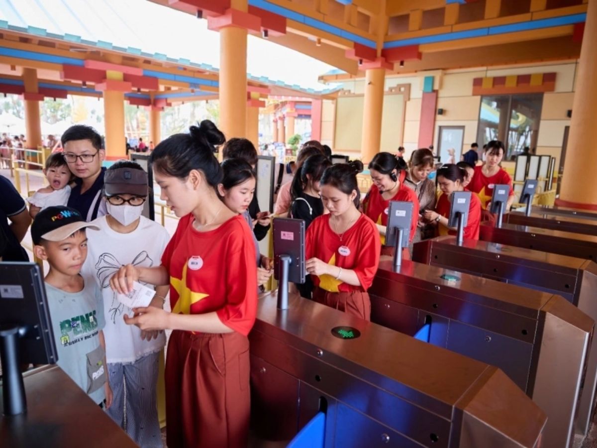 Phát vé cho từng thành viên để chủ động kiểm soát số lượng.